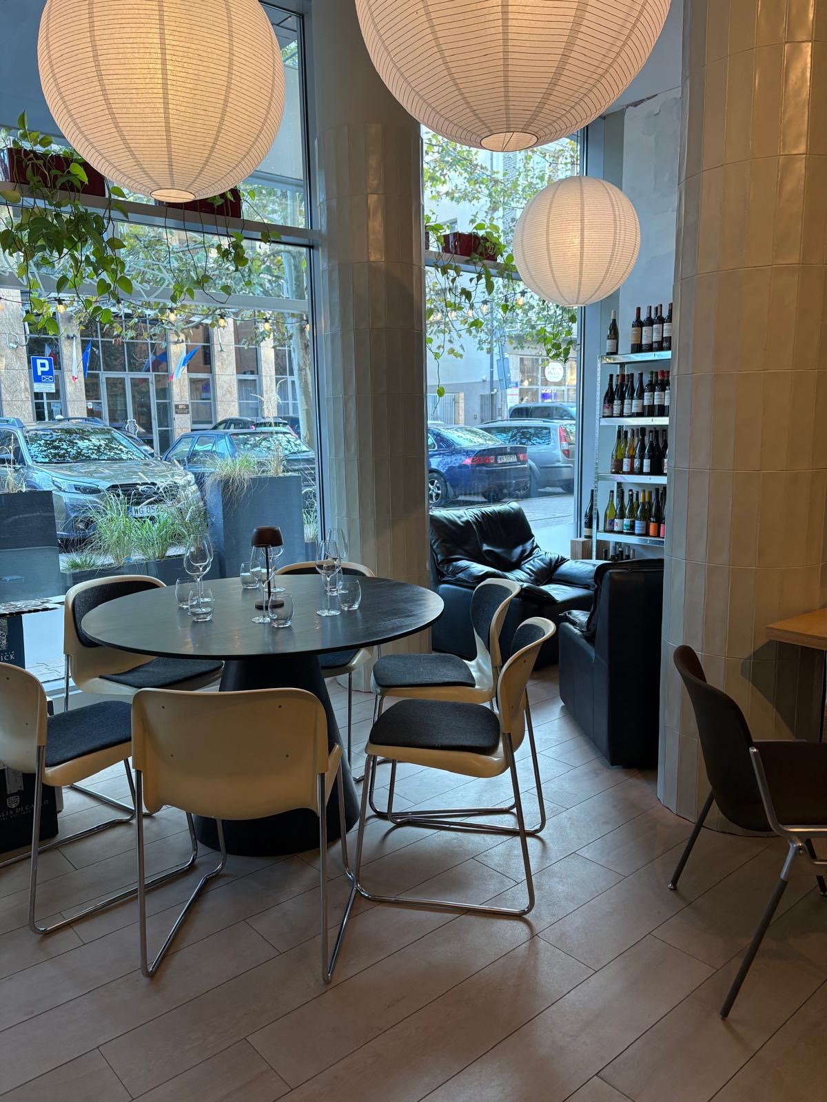 Wine bar Warsaw – Republika Wina interior